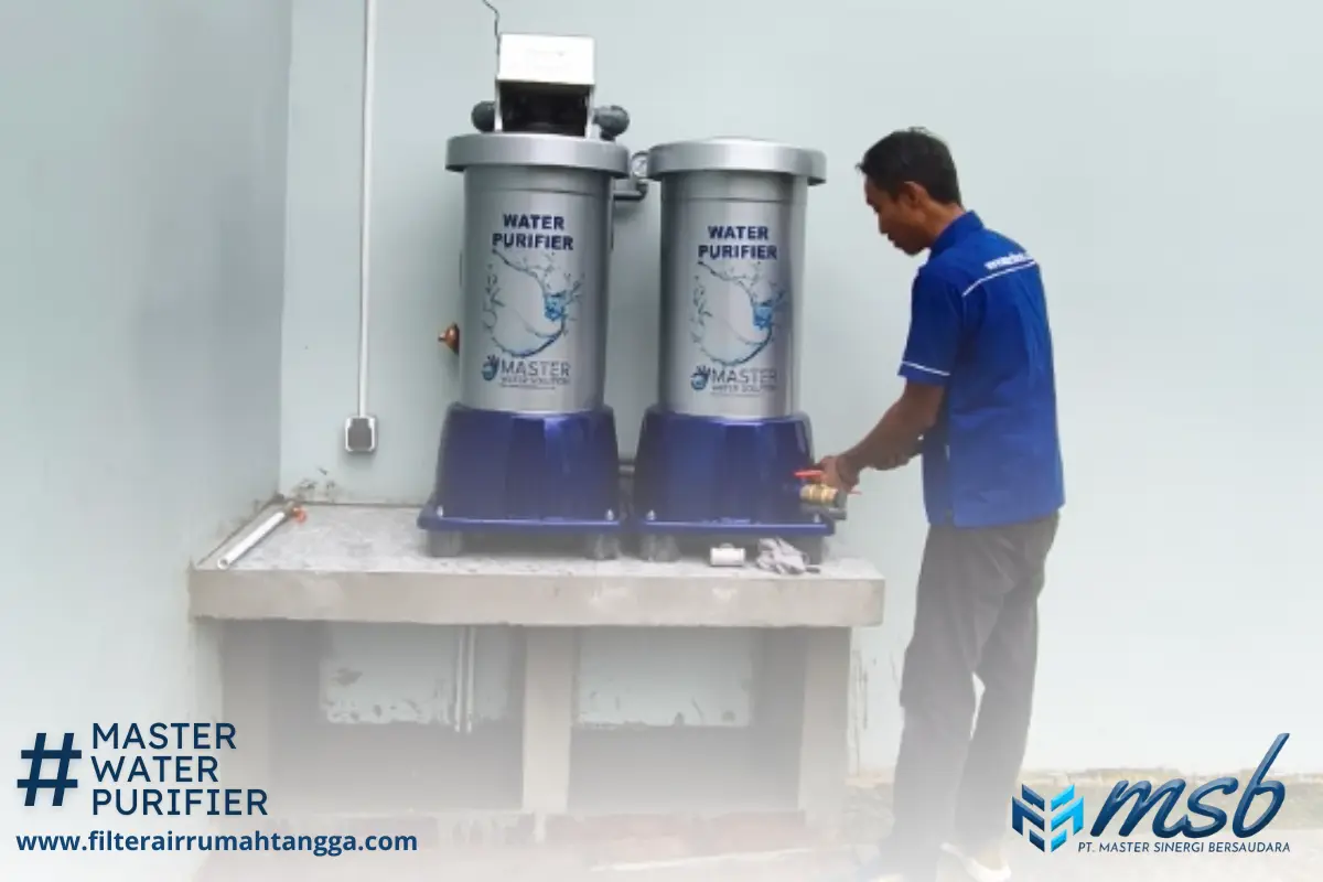 proses instalasi filter air rumah tangga oleh teknisi termasuk pemasangan tabung dan pipa