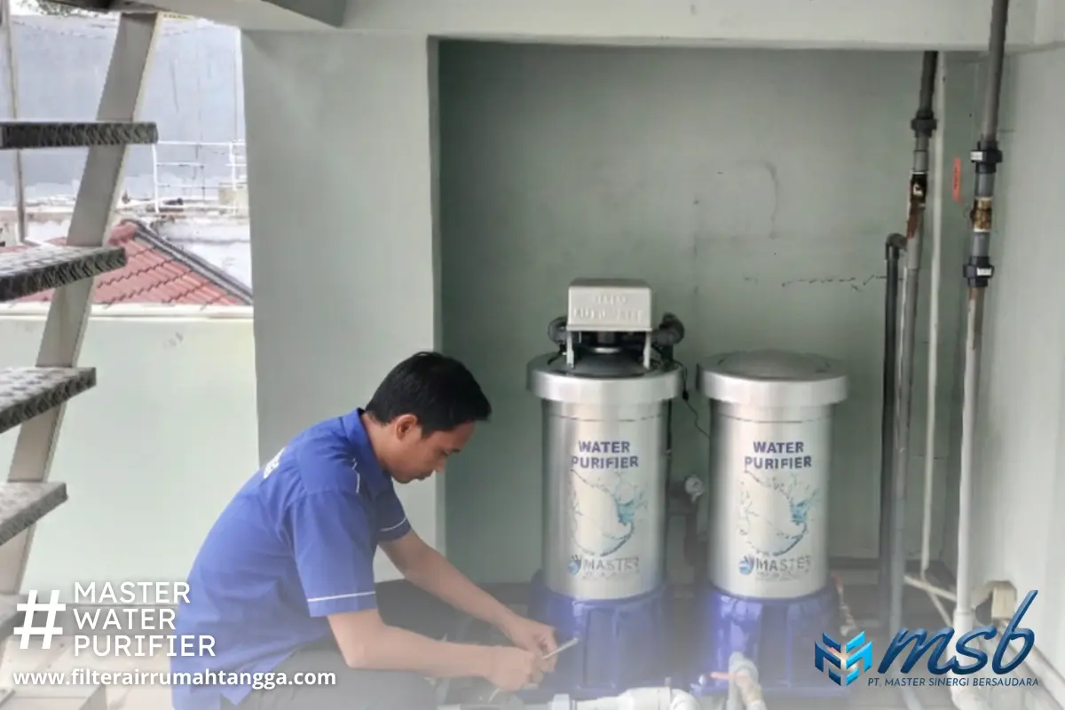 Teknisi melakukan perawatan dan service filter air rumah dan industri