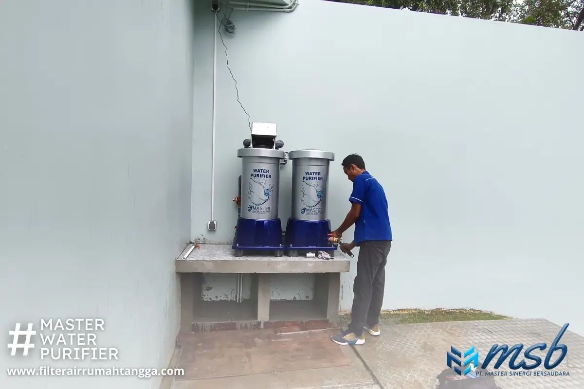 Proses pemasangan tabung filter air rumah oleh teknisi berpengalaman