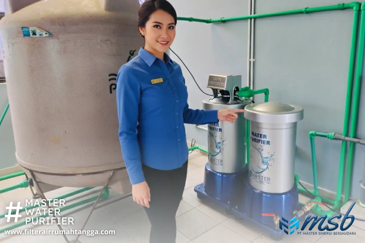 Tim profesional Master Filter Air bersama alat instalasi filter air